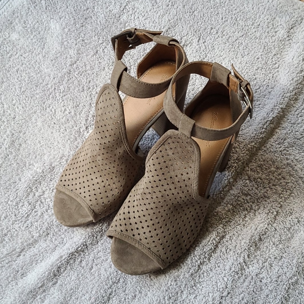 Universal Threads block heel sandals peep toe tan women's size 8.5